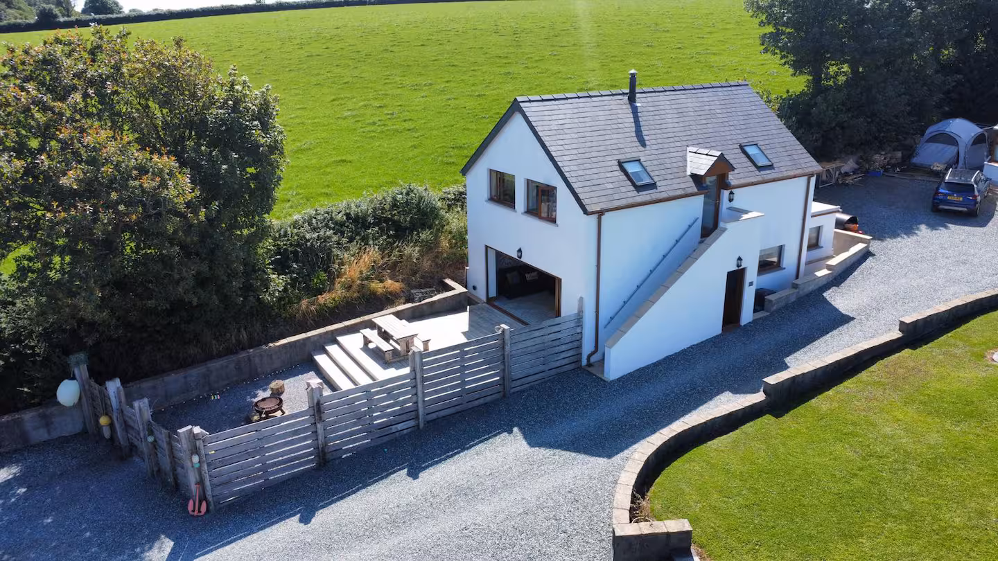 5f93e083-de15-46b4-898e-3cdc81307480